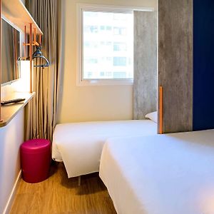 Apartment a double bed a built single bed